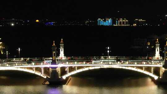 航拍夜晚的大桥交通