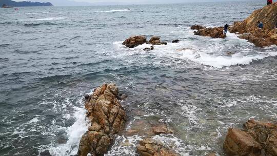 实拍沙滩海浪礁石大海