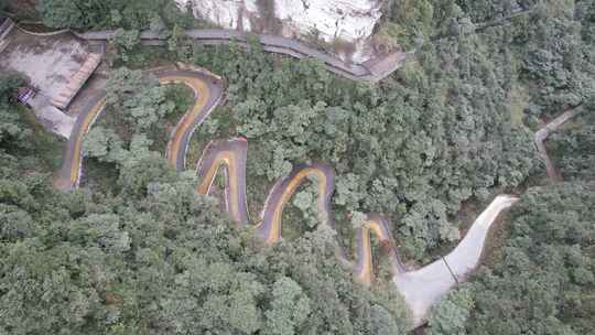 山林间蜿蜒曲折的盘山公路鸟瞰全景