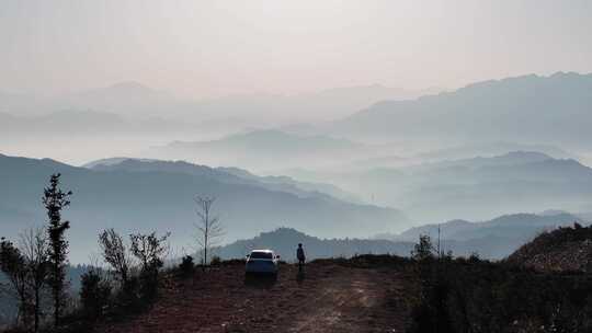 俯瞰群山登高峰