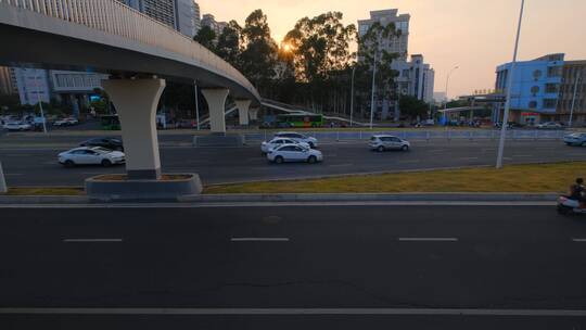 傍晚南宁邕武路上骑电动车电单车回家的行人