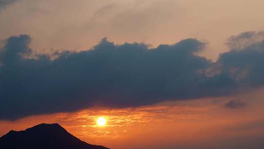 山峰日出延时天空阳光云朵清晨群山太阳升起