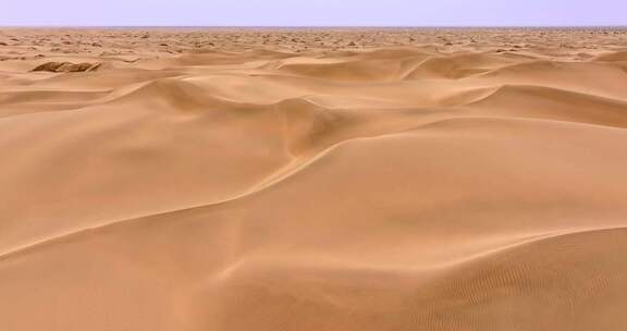 连绵不绝的腾格里金色沙漠