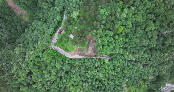 雨季泥水流塌方路段工程车抢修