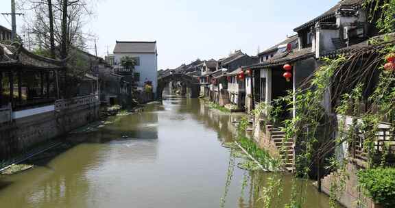 春天阳光江南水乡太仓沙溪古镇民居河道古桥