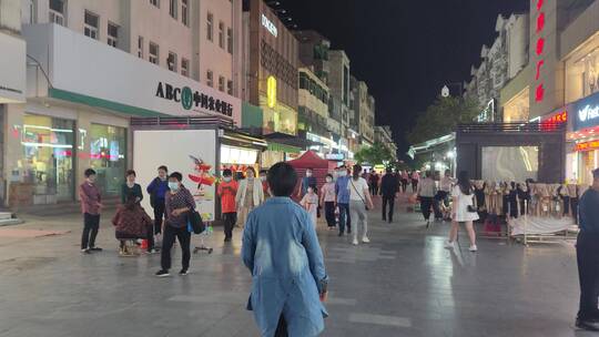 城市夜景街头景象商铺行人路上交通