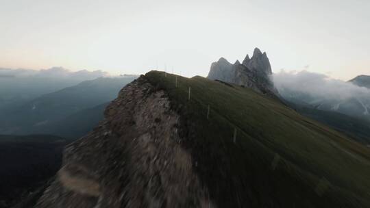 无人机飞越意大利阿尔卑斯山视频素材模板下载
