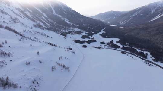 航拍新疆冬季喀纳斯神仙湾晨雾雪山森林雪景