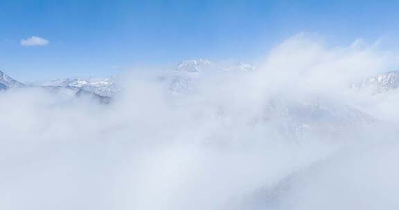 航拍四川西岭雪山美丽冬天云雾缭绕延时雪景