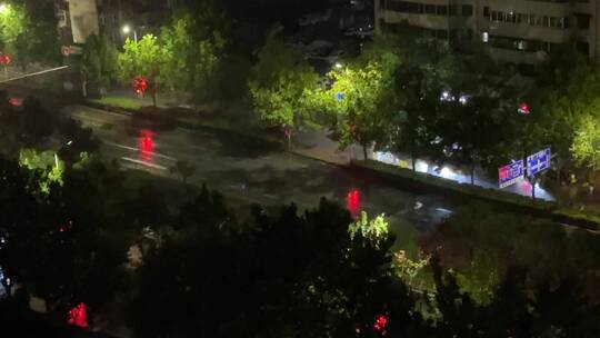 深夜狂风暴雨车辆路口01视频素材模板下载