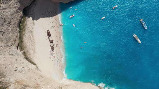 美丽明亮隐藏的沉船海滩在扎金索斯，希腊-
