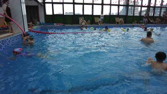 夏天郴州游泳馆水池火热爆满戏水