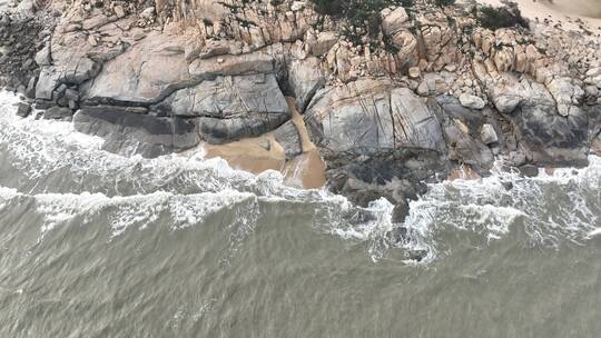 阴天海水沙滩航拍礁石海岸石头俯拍海上岩石