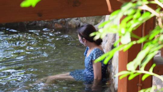 美女孩室外温泉户酒店宣传养生度假泡澡洗浴