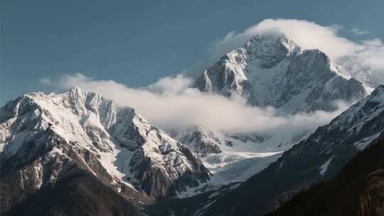 雪山云雾自然风光