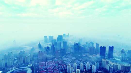 雾中城市高楼鸟瞰全景