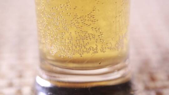 玻璃杯倒啤酒泡沫