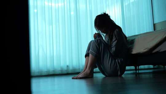 悲伤失落情绪的女人