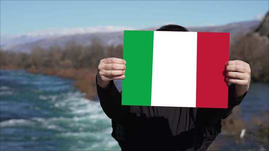手持意大利国旗横幅的人