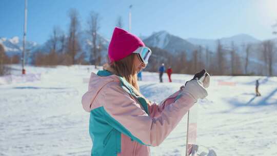 在豪华滑雪度假村休息的单板滑雪女运动员快