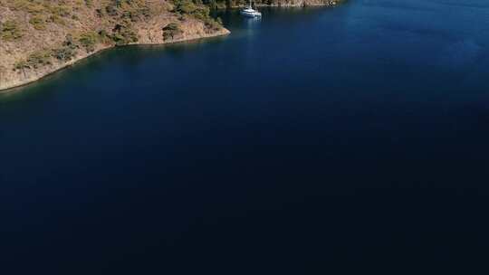 漂浮在海岸上空的船只