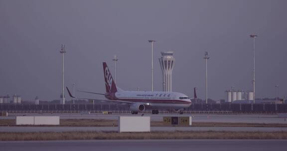 大兴机场 中国联航飞机在西塔台前滑行 日景