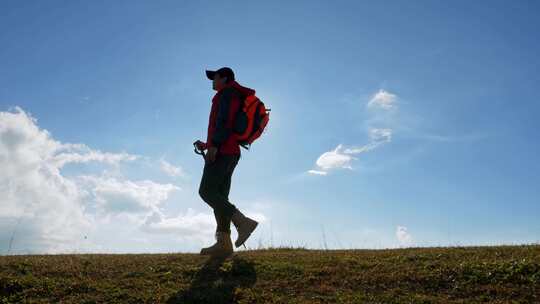 徒步登山者背包客一个人的旅行