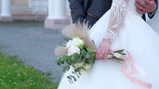新娘拿着结婚花束的特写镜头