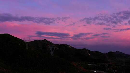 晚霞下的山峦全景