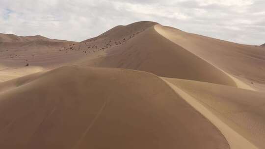 敦煌鸣沙山月牙泉夏天航拍