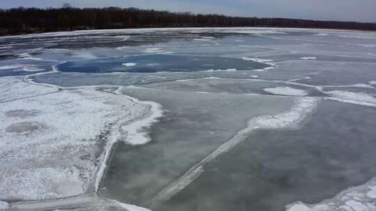 冬季结冰湖面全景