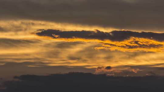 黄昏移动的金色云层延时摄影