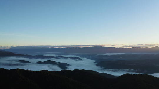 日出时的山川云雾