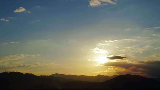 傍晚山峰日落延时唯美夕阳乡村黄昏天空晚霞