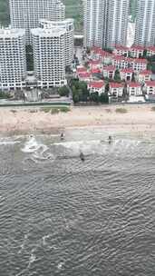 竖屏海浪拍打沙滩