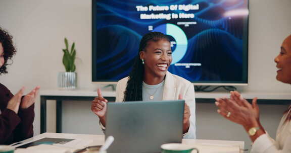 成功，笔记本电脑或妇女在会议上鼓掌庆祝胜