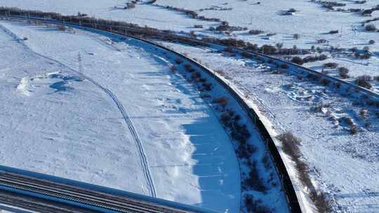 雪原铁路上行驶的货运列车