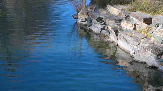 湖边石头与蓝色水面