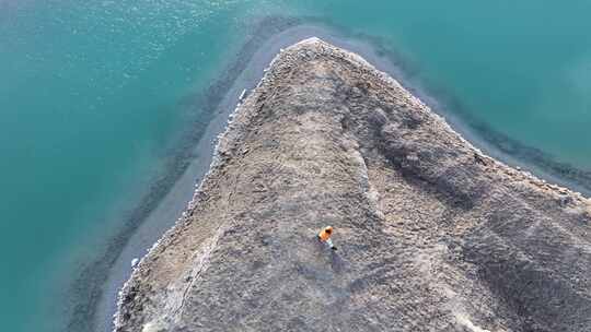 青海海西大柴旦翡翠湖人物沙滩航拍视频