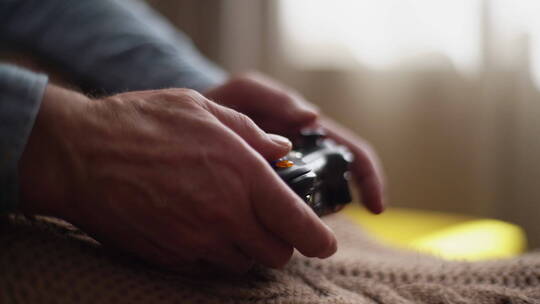 玩家操纵游戏机特写镜头视频素材模板下载