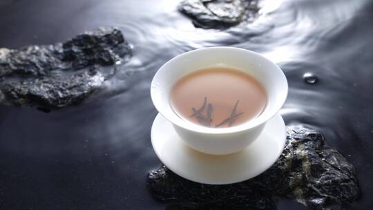 水面上的茶杯