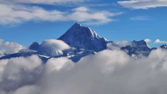 航拍四川蜀山之王贡嘎山云海雪山风光