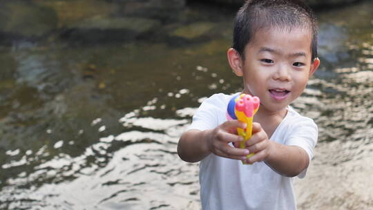 亚洲中国人小孩小朋友玩水嬉戏玩耍脚丫特写