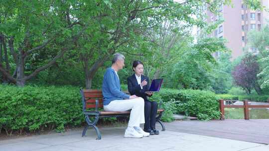 微笑服务 为老人讲解服务 客户讲解