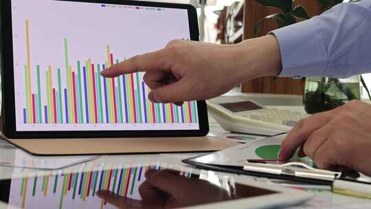 分析公司财务报表和年报业绩数据图表