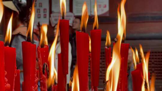 寺庙道观红蜡烛祈福香火游客高清在线视频素材下载