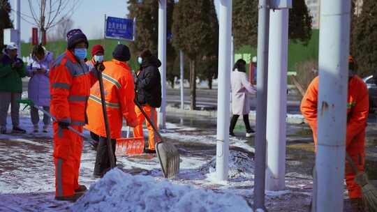 城市街道环卫工人扫雪