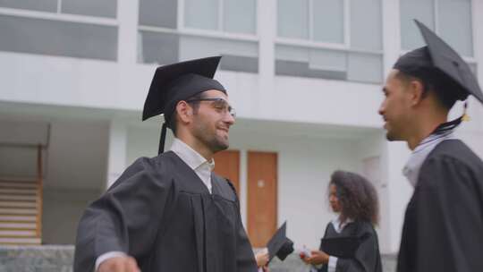 不同的学生一起在校外庆祝大学成就。