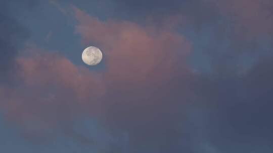 6K清晨天空彩云追月01
