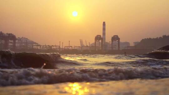 工业城市海浪拍打海滩视频